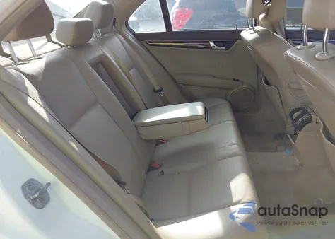 2010 Mercedes-Benz C 300 Luxury/Sport z USA, uszkodzony, nr VIN WDDGF5EB0AR095733